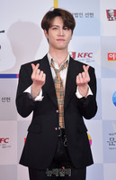 [포토] 가수 김동한, 팬 향한 하트