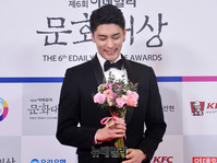 [포토] 배우 성훈, 꽃을 든 조각 미남