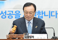 [포토] 의사진행하는 이해찬 민주당 대표