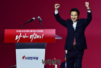 [포토] 단상으로 향하는 오세훈 당대표 후보