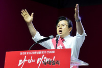 [포토] 두팔 벌려 지지호소하는 황교안 한국당대표 후보