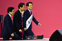 [포토] 단상 오르는 자유한국당 당대표 후보들