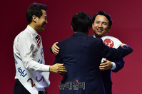 [포토] 얼싸안은 김진태-오세훈-황교안