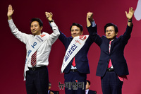 [포토] 손들어 인사하는 자유한국당 당권주자들