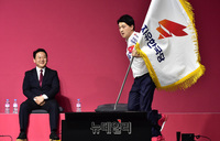 [포토] 당기들고 뛰는 박진호 자유한국당 청년최고위원 후보