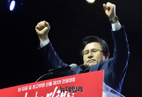 [포토] 두 손든 황교안 자유한국당 신임대표 