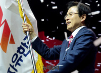 [포토] 당기 흔드는 황교안 자유한국당 신임대표