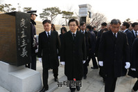 [포토] 김영삼 전 대통령 참배한 자유한국당 신임지도부