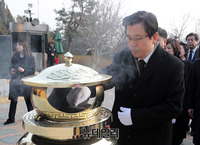 [포토] 김대중 전 대통령 묘역 찾은 황교안 신임 당대표