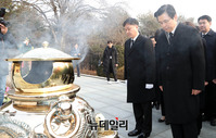 [포토] 박정희 전 대통령 묘역 참배하는 황교안