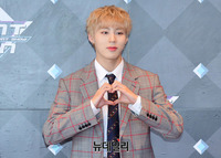 [포토] 가수 하성운, 팬들 향한 하트