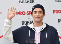 [포토] 배우 성훈, 손인사하는 대세남