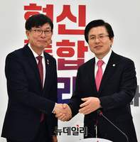 [포토] 황교안 대표 찾은 김상조 공정거래 위원장