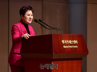 [포토] 이승만대학 설립 발기인대회 축사하는 송영선 전 의원