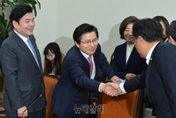 [포토] 의원들과 악수하는 황교안 한국당 대표