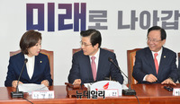 [포토] 최고위원·중진의원 연석회의서 대화하는 황교안-나경원