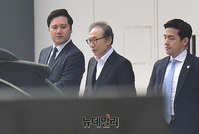 [포토] 차량으로 향하는 이명박 전 대통령