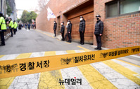 [포토] 이명박 전 대통령 자택 주변 통제하는 경찰