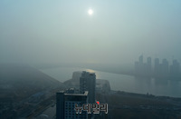 [포토] 태양도 삼킨 짙은 인천지역 미세먼지