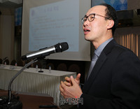 [포토] 발제하는 이상헌 ILO 고용정책국장