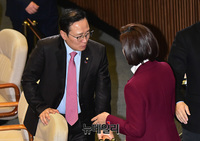 [포토] 대화 나누는 홍영표-나경원