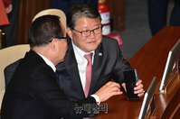 [포토] 대화 나누는 조원진-서청원