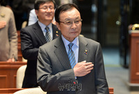 [포토] 국민의례하는 이해찬 대표