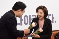 [포토] 장미꽃 받는 나경원 한국당 원내대표