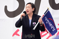 [포토] 태극기집회, 발언하는 인지연 애국당 수석대변인