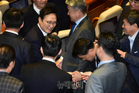 [포토] 동료의원들과 인사 나누는 홍영표 원내대표