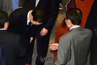 [포토] 이해찬 대표에게 인사하는 홍영표 원내대표