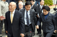 [포토] 광주지법에 입장하는 전두환 전 대통령 내외