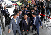 [포토] 광주지법 들어서는 전두환 전 대통령 내외