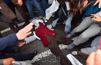 [포토] 법원 나서는 전두환, 몰린 시민들로 아수라장