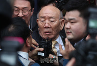 [포토] 재판 마친 전두환, 법원 출입구까지 아수라장