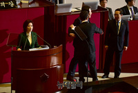 [포토] 연설하는 나경원, 항의하는 홍영표