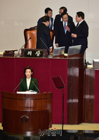 [포토] 의장석으로 올라온 홍영표 더불어민주당 원내대표