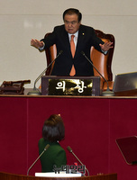 [포토] 여야 자제 요구하는 문희상 국회의장