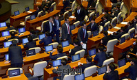 [포토] 본회의장 떠나는 민주당 의원들