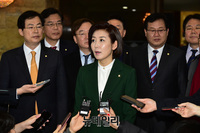 [포토] 기자들의 질문에 답하는 나경원 자유한국당 원내대표