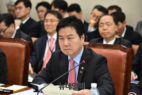 [포토] 상임위 찾은 홍종학 중소벤처기업부장관