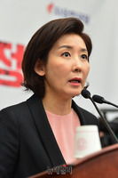 [포토] 의원총회서 발언하는 나경원 한국당 원내대표