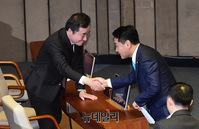 [포토] 악수 나누는 김관영 원내대표와 이낙연 총리