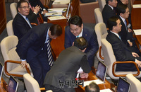 [포토] 동료의원들과 인사 나누는 김관영 원내대표