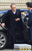 [포토] 법원 출석위해 차량에서 내리는 이명박 전 대통령