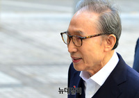 [포토] 경호받으며 법원 출석하는 이명박 전 대통령
