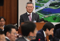 [포토] 질문에 답하는 송창완 한국공항공사 사장