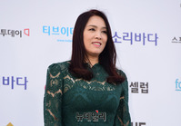 [포토] 가수 양수경 "인생 첫 포토월이라 떨려요"