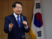 [포토] '국가생존과 핵균형 전략' 발제하는 김태우