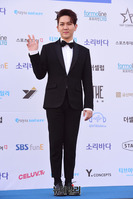 [포토] 가수 김수찬, 댄디한 손인사